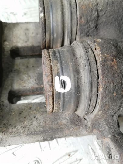 Суппорт передний левый Nissan Maxima, Cefiro A33