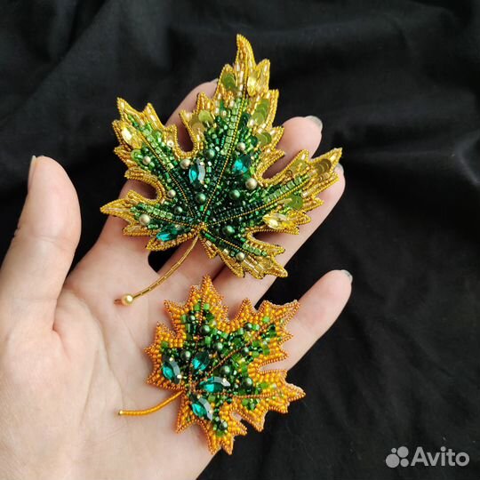 Брошь из бисера кленовый лист