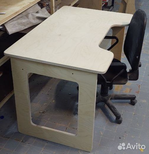 Компьютерный стол из дерева