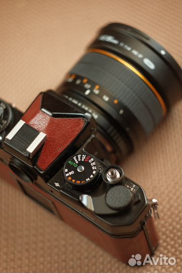 Пленочная камера Nikon FE с объективом