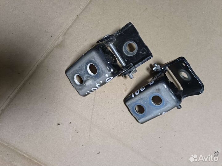 Петля двери Peugeot 301