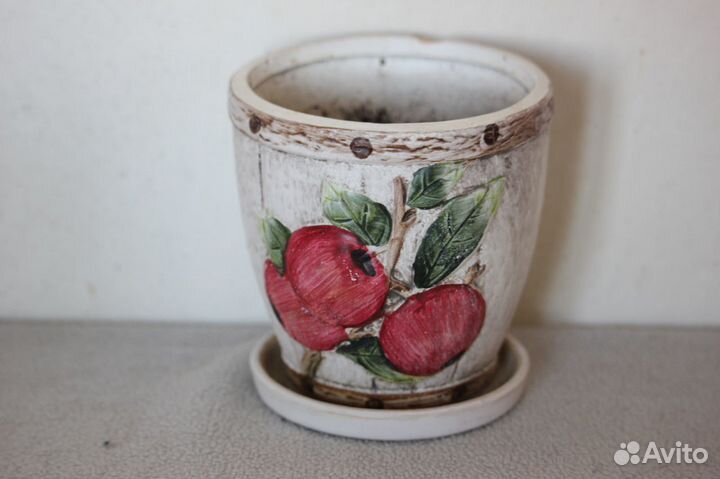 Керамические горшки и комнатные цветы