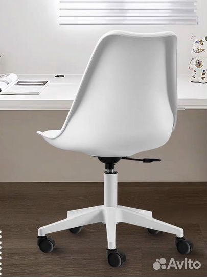 Компьютерное кресло на колесах