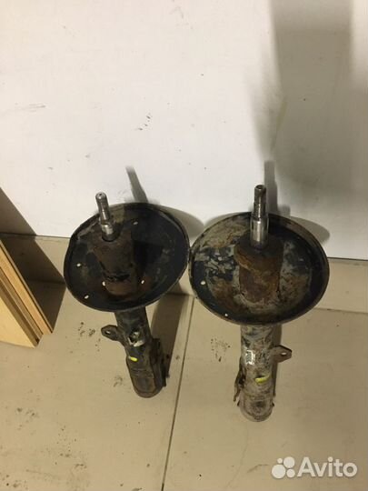 Амортизатор передний toyota RAV4 2000-2005 гг