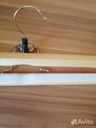 Вешалка для брюк, юбок