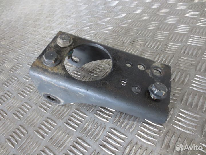 Кронштейн верхний заднего амортизатора Mercedes-Be