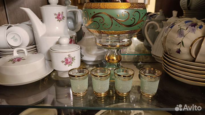 Ваза конфетница из цветного стекла и рюмки