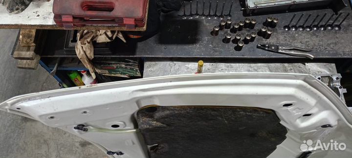 Капот Toyota Wish 2011 год выпуска