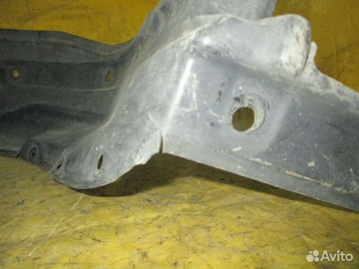 Подкрылок Toyota Prius NHW20 (Переднее Правое)