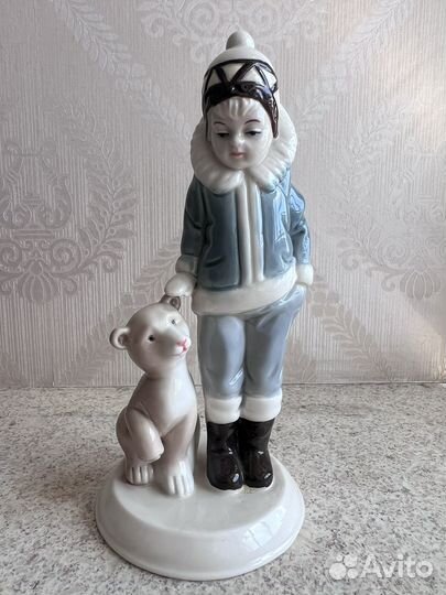 Фарфоровая статуэтка. Девочка с медведем