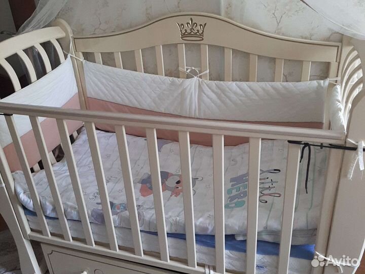 Детская кровать и шкаф