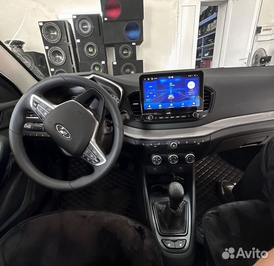 Магнитола Android в стиле Tesla