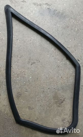 Уплотнитель треугольного стекла передней левой две