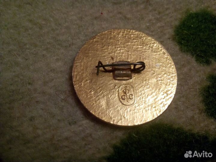 Продам значок донор