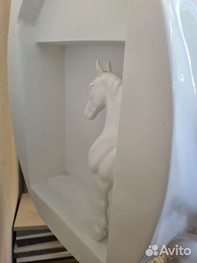 Скульптура коня