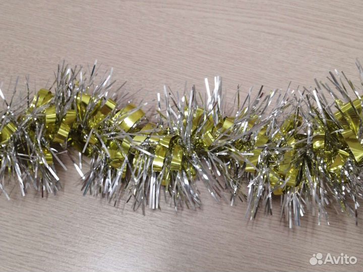 Новогодняя мишура и дождик