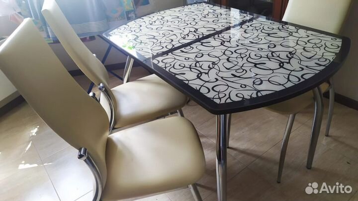 Кухонный стол и стулья