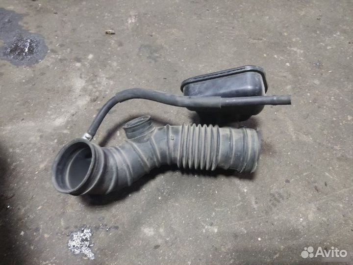 Патрубок воздушного фильтра Mitsubishi Galant 9