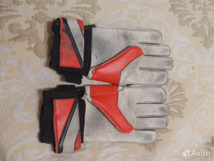 Вратарские перчатки