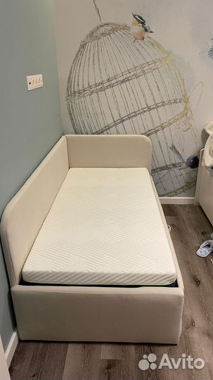 Детская кровать с мягкой спинкой