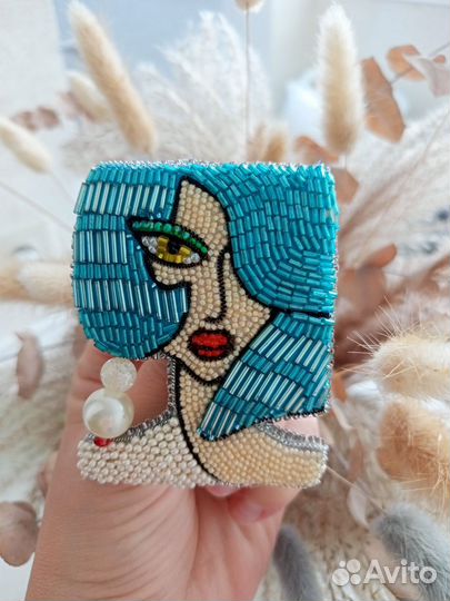 Брошь ручной работы девушка
