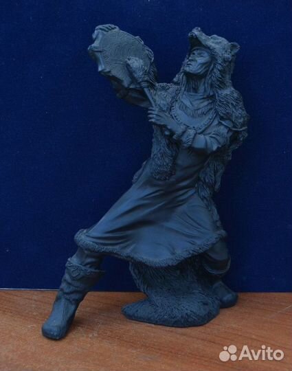 Чугунная статуэтка- шаман В медвежий шубе (большо
