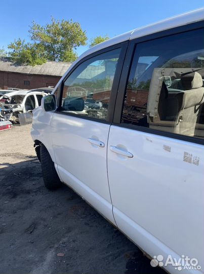 Дверь передняя левая Toyota Noah R60