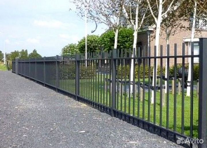 Забор из профильных труб с ковкой