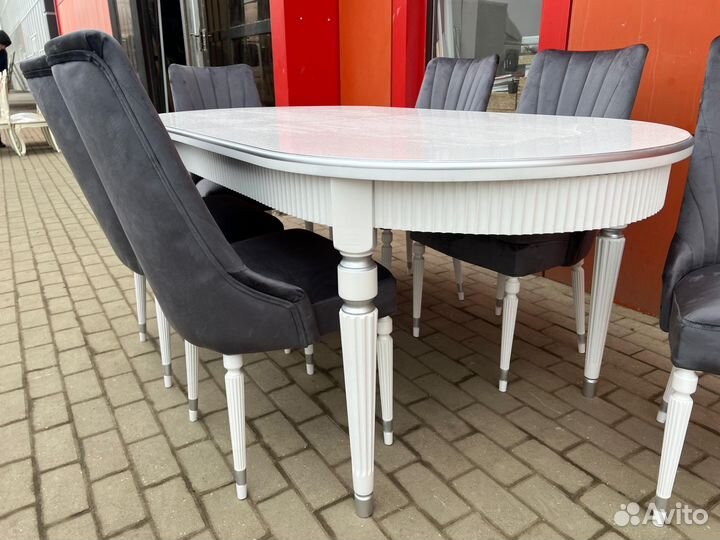 Стол и стулья