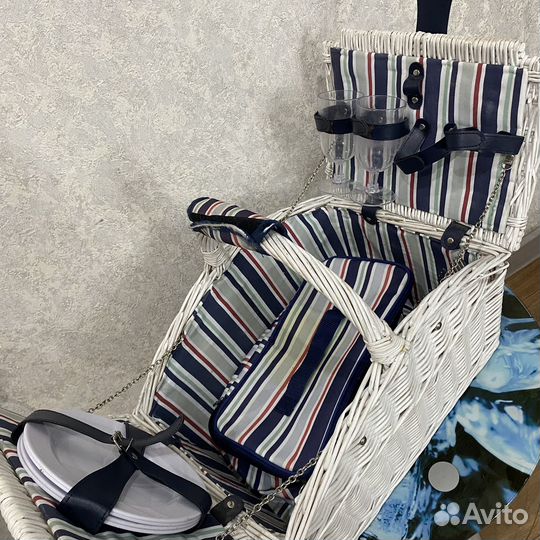 Корзина для пикника с посудой