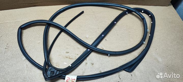 Уплотнитель задней правой двери Pajero Sport 3