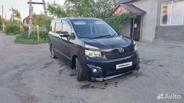 Toyota Voxy 2.0 CVT, 2010, 275 000 км