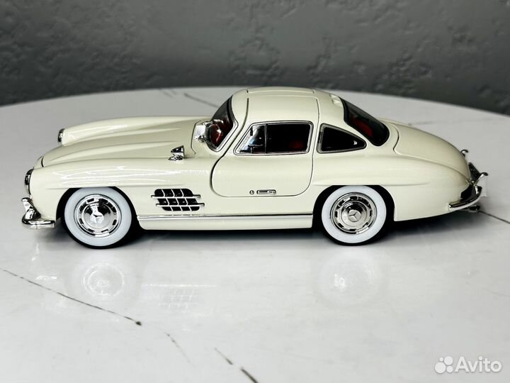 Модель автомобиля Mercedes Benz 300SL