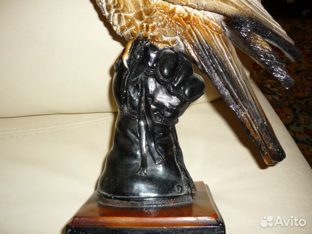 Статуэтка сокол на перчатке