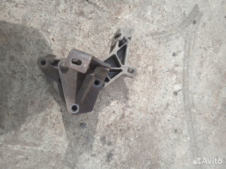 Кронштейн генератора Лада 2111