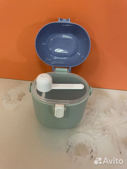 Контейнер для детского питания с ложечкой