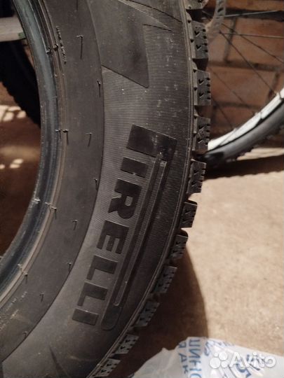 Pirelli Winter Studdable Plus 235/65 R17 108T