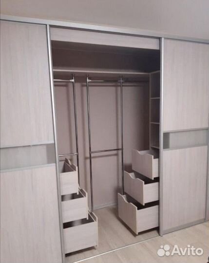 Рабочая зона у окна с распашным шкафом