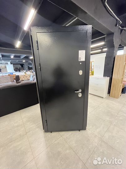 Дверь металлическая с зеркалом