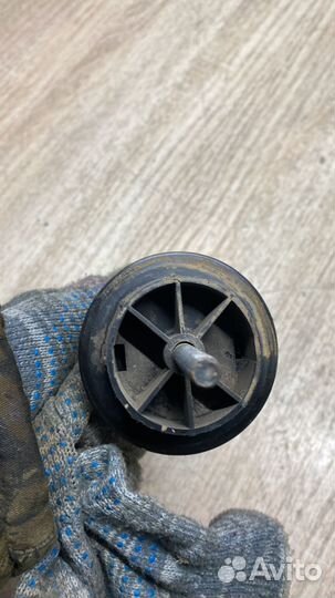 Болт крепления запасного колеса Passat B5