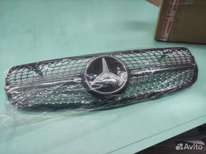Решетка радиатора Mercedes со значком в комплектек