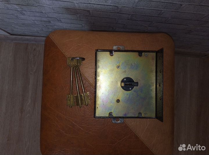 Замок дверной накладной б/у