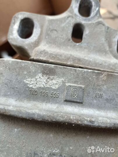 1k0199555q опора коробки