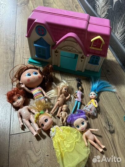 Домик кукольный и куклы