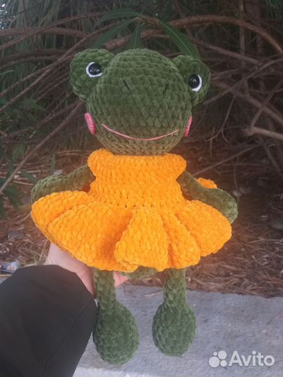 Лягушка плюшевая вязаная