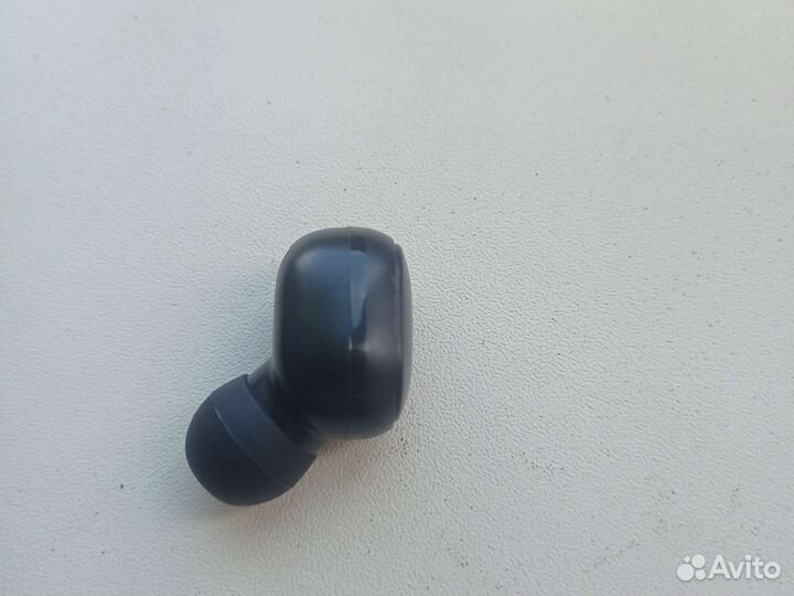 Нашла один беспроводной наушник модели A6R dots