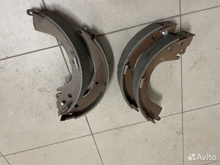 Барабанные тормозные колодки MMC L200 / Delica