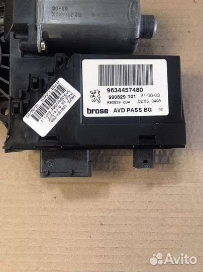 Моторчик стеклоподъемника правый Peugeot 307