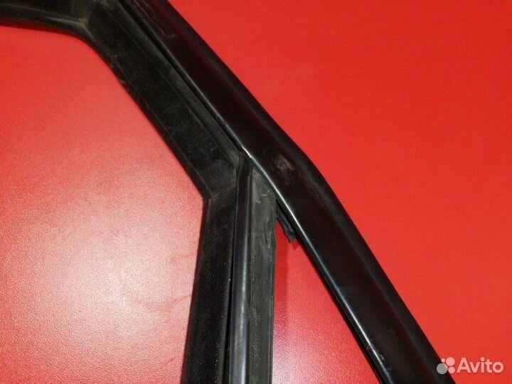 Уплотнитель стекла двери задний левый Volkswagen