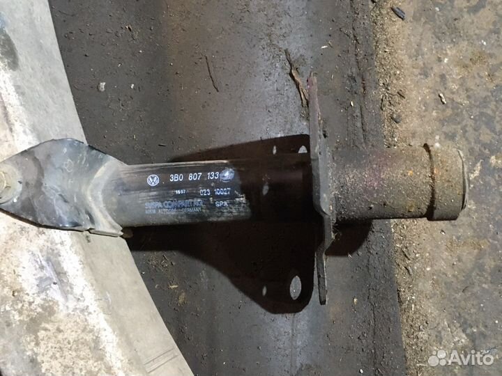 Усилитель переднего бампера Пассат Б5